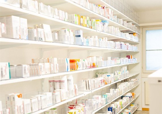 Ärztin bereitet eine Grippeimpfung für einen Patienten in einer Schweizer Hausarztpraxis vor
